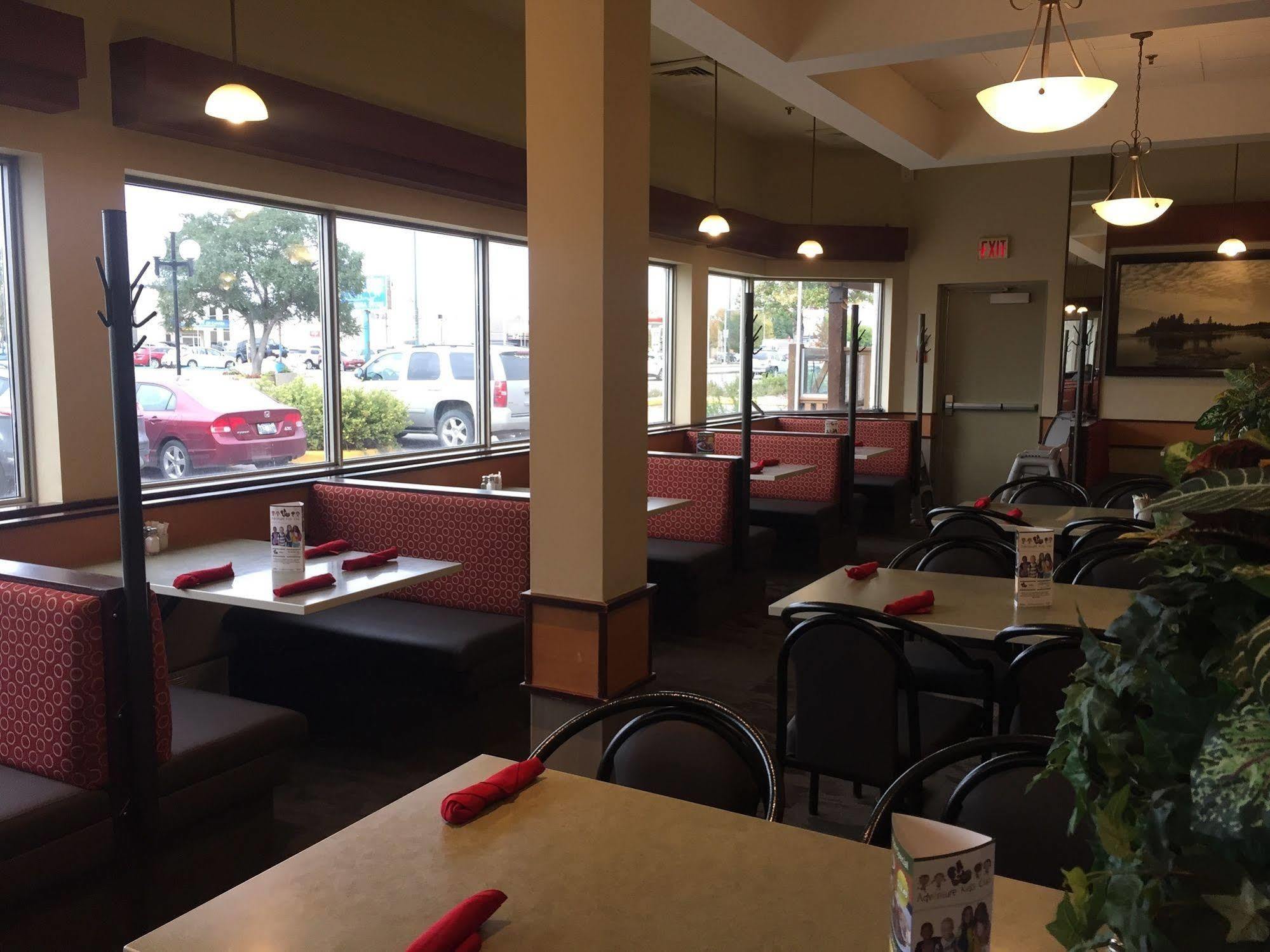 Canad Inns Destination Centre Transcona Winnipeg Esterno foto