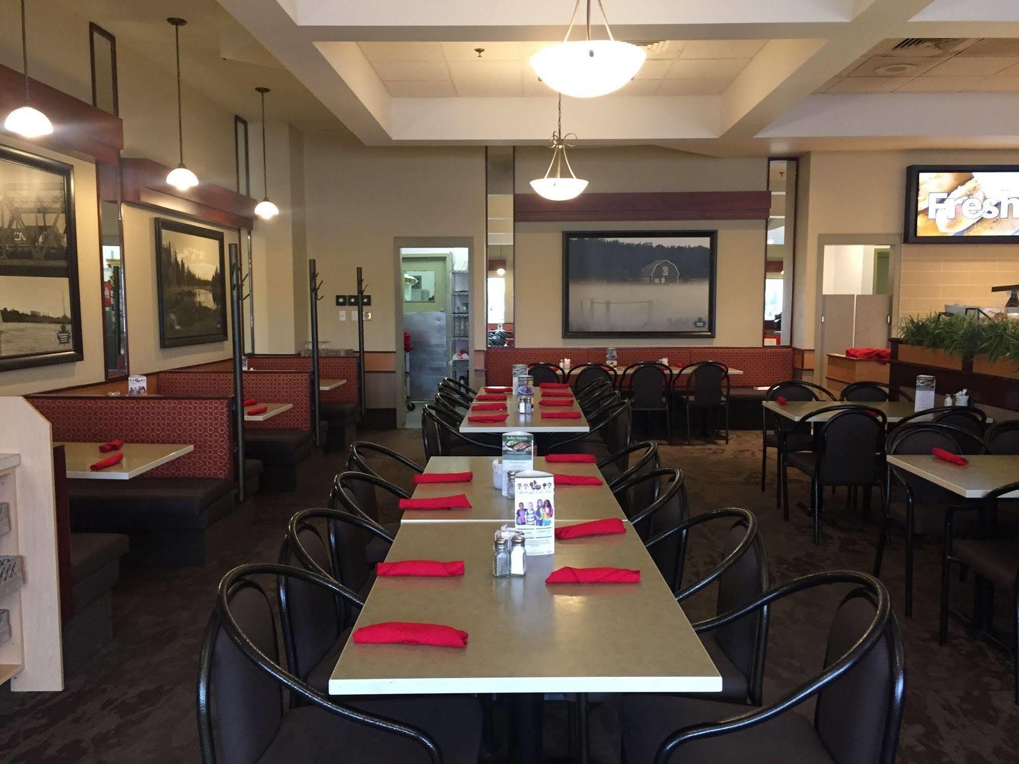 Canad Inns Destination Centre Transcona Winnipeg Esterno foto